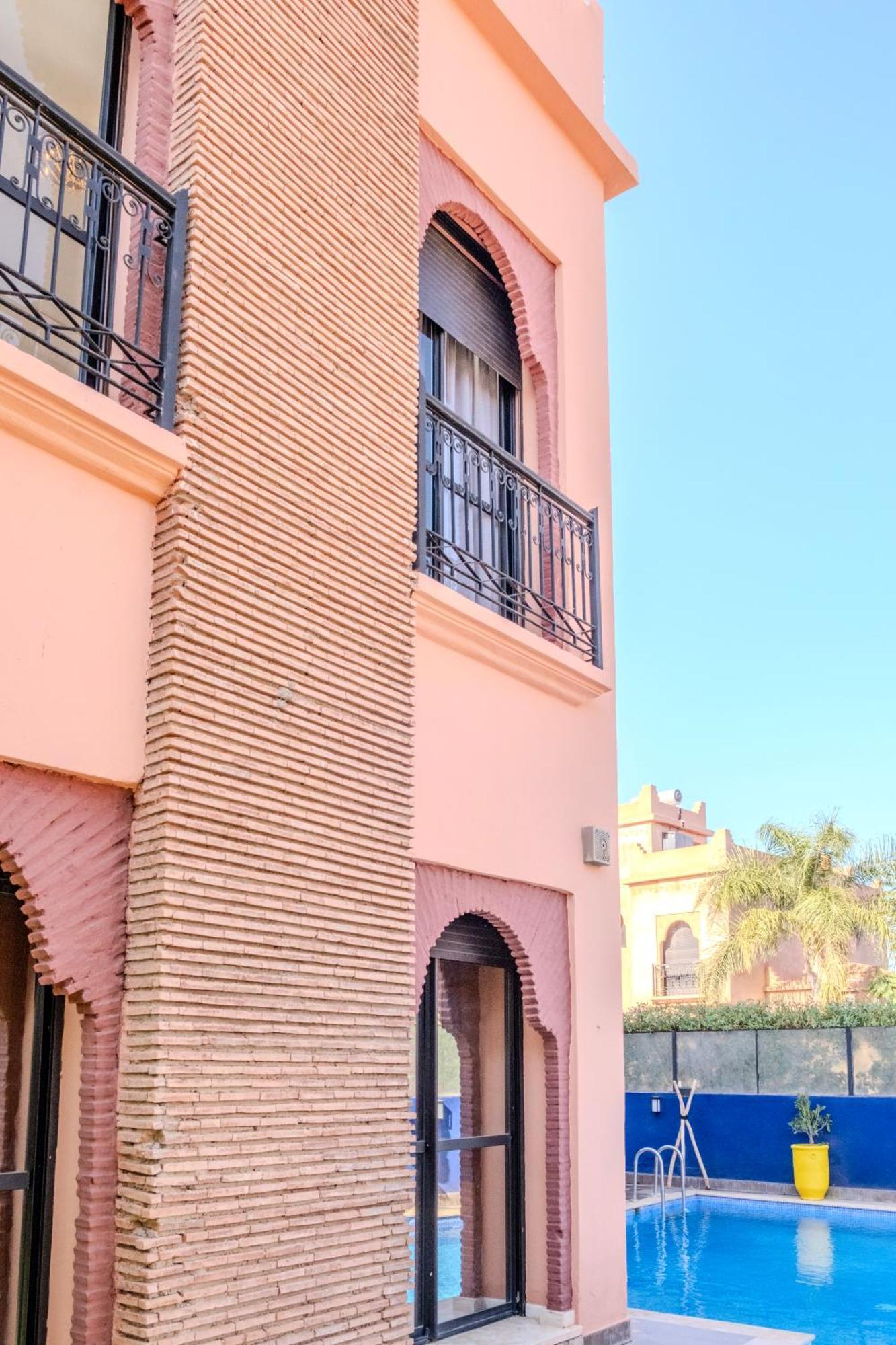 Luxury With Pool, Garden & Gated Security فيلة