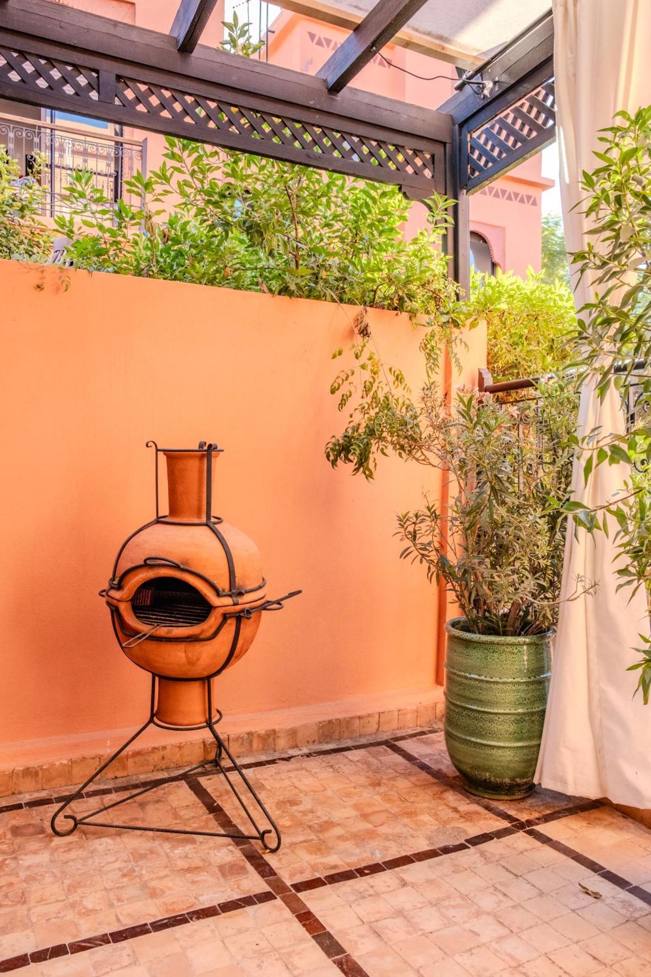 Luxury With Pool, Garden & Gated Security فيلة