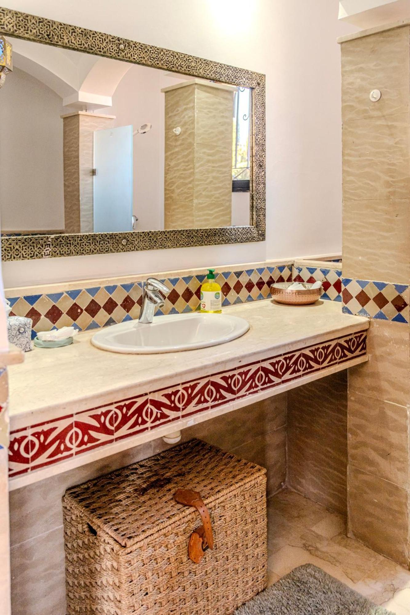 Luxury With Pool, Garden & Gated Security * مراكش
